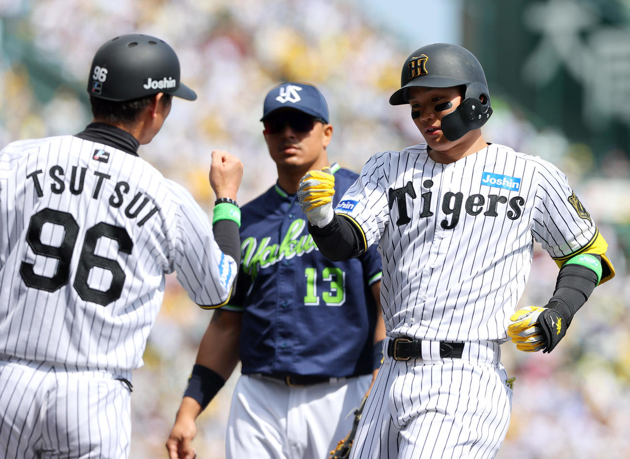 阪神対ヤクルト　1回裏阪神2死、森下（右）は左前打を放つ（撮影・上山淳一）