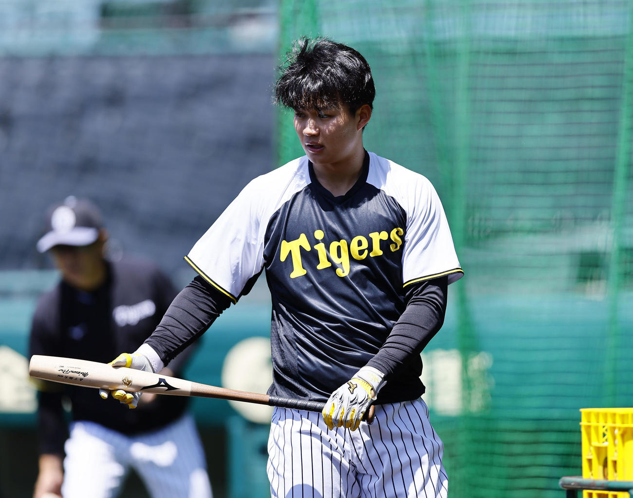 阪神対ヤクルト　魚雷バットでティー打撃をする阪神森下（撮影・藤尾明華）