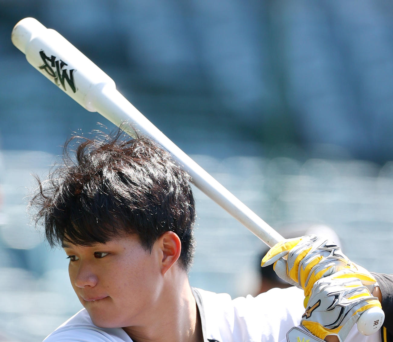 阪神対ヤクルト　芯が太いバットで練習する阪神森下（撮影・上山淳一）
