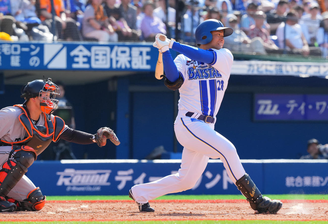 DeNA対巨人　3回裏DeNA2死、中前打を放つ勝又（撮影・垰建太）