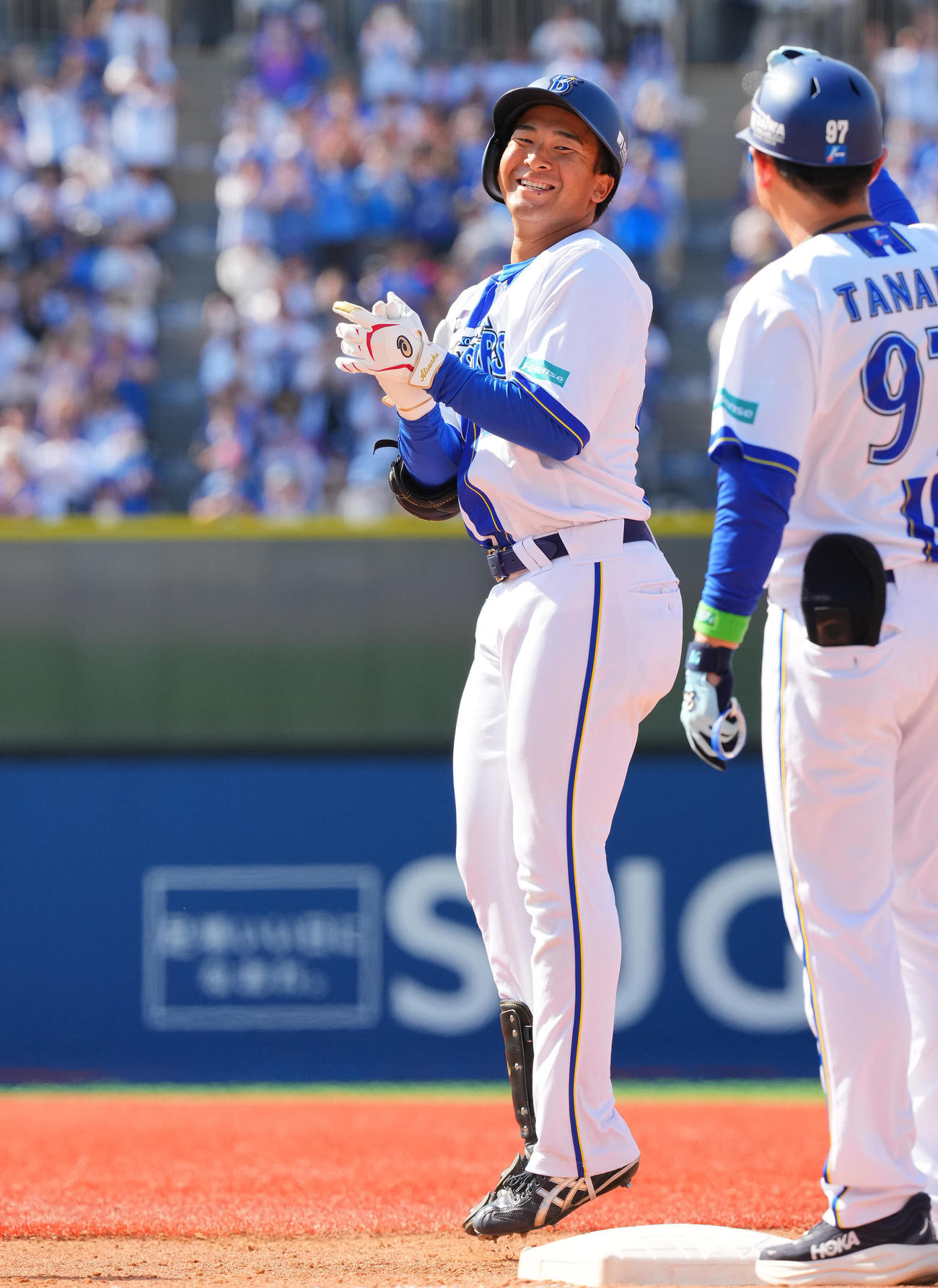 DeNA対巨人　3回裏DeNA2死、中前打を放ち笑顔を見せる勝又（撮影・垰建太）