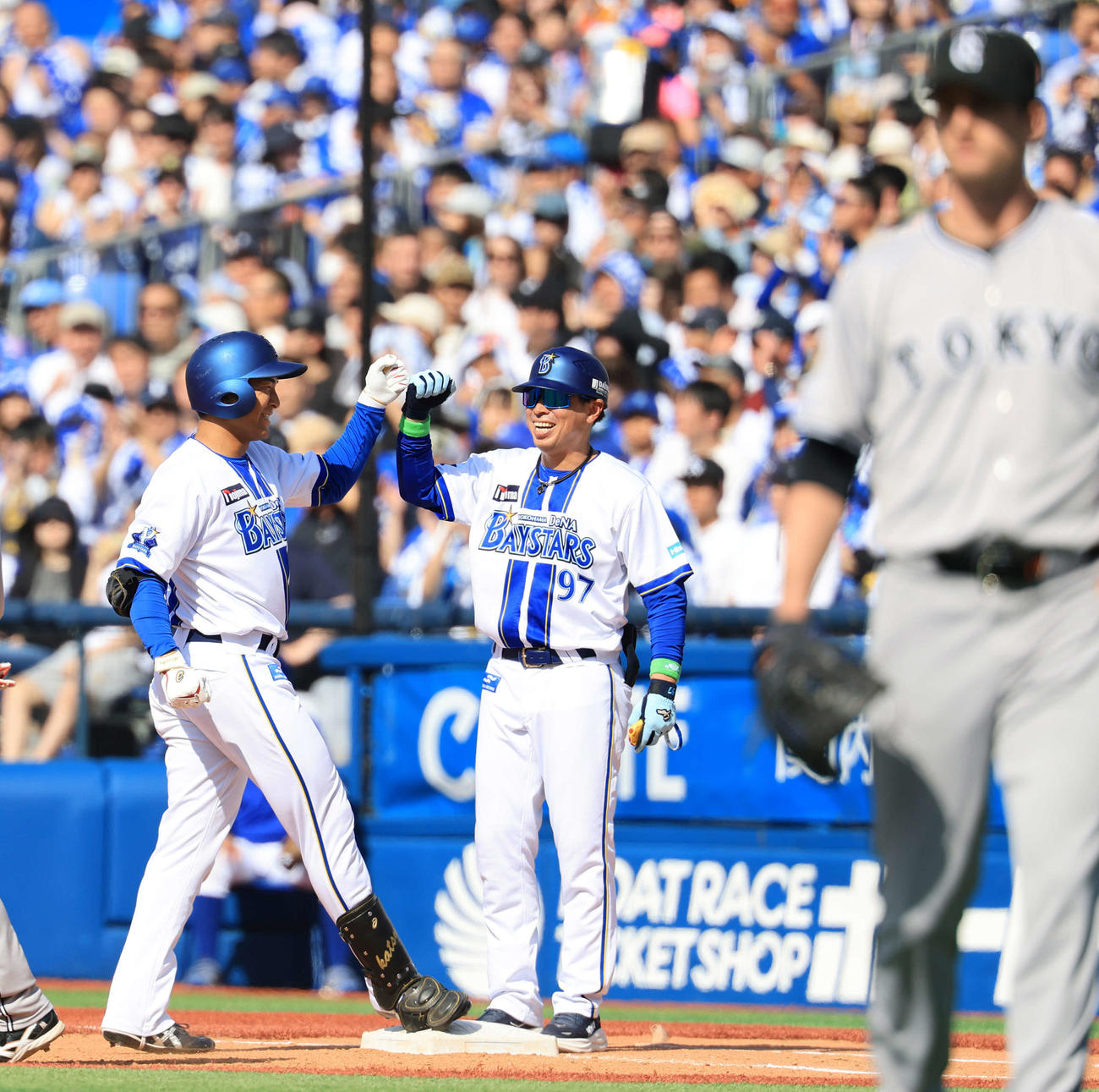 DeNA対巨人　3回裏DeNA2死、勝又（左）はグリフィン（手前）からプロ初安打を放ちグータッチ（撮影・浅見桂子）