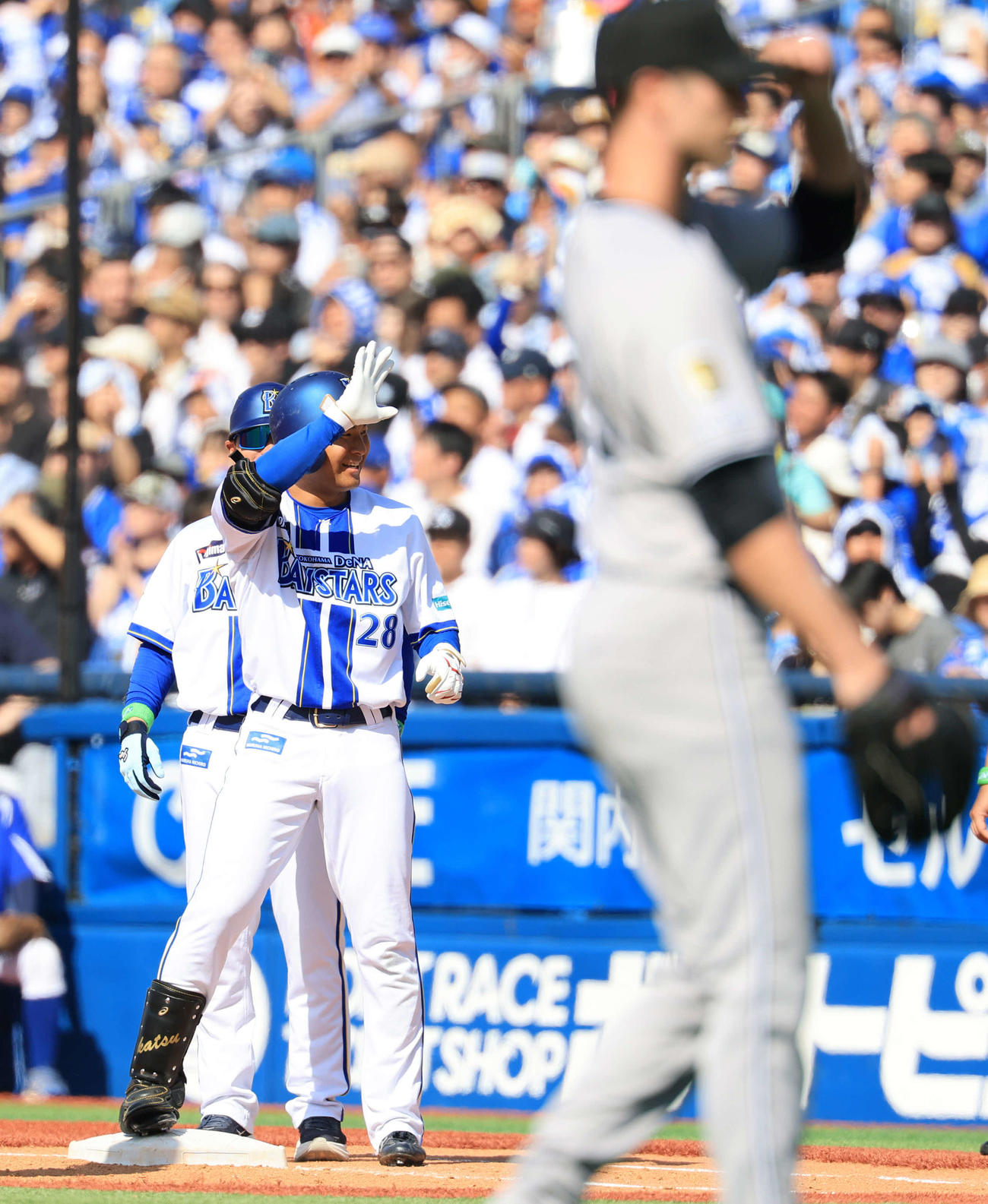 DeNA対巨人　3回裏DeNA2死、勝又（左）はグリフィン（手前）からプロ初安打を放ちポーズ（撮影・浅見桂子）