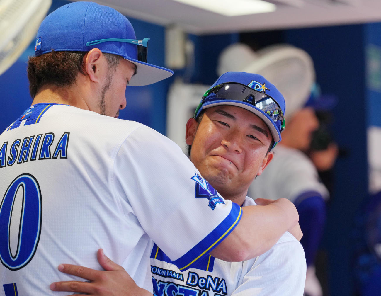 DeNA対巨人　試合前、戸柱恭孝（左）とハグを交わし試合に臨むDeNA勝又（撮影・垰建太）