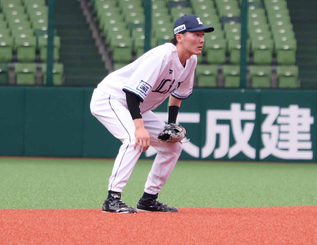 西武対オイシックス　「2番遊撃」で実戦復帰し守備に就く西武源田