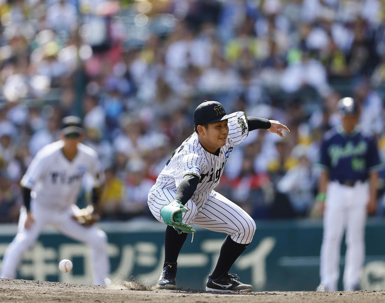 阪神対ヤクルト　4回表ヤクルト無死一塁、サンタナに中前打を許す伊原（撮影・藤尾明華）