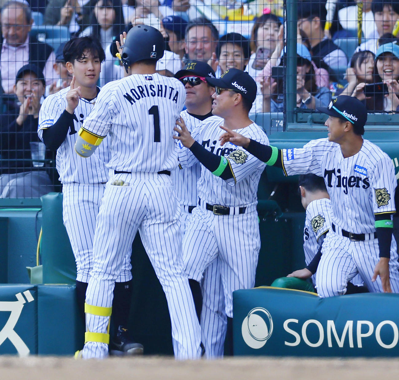 阪神対ヤクルト　4回裏阪神無死、左越えに同点本塁打を放った森下を出迎える伊原（左端）（撮影・藤尾明華）