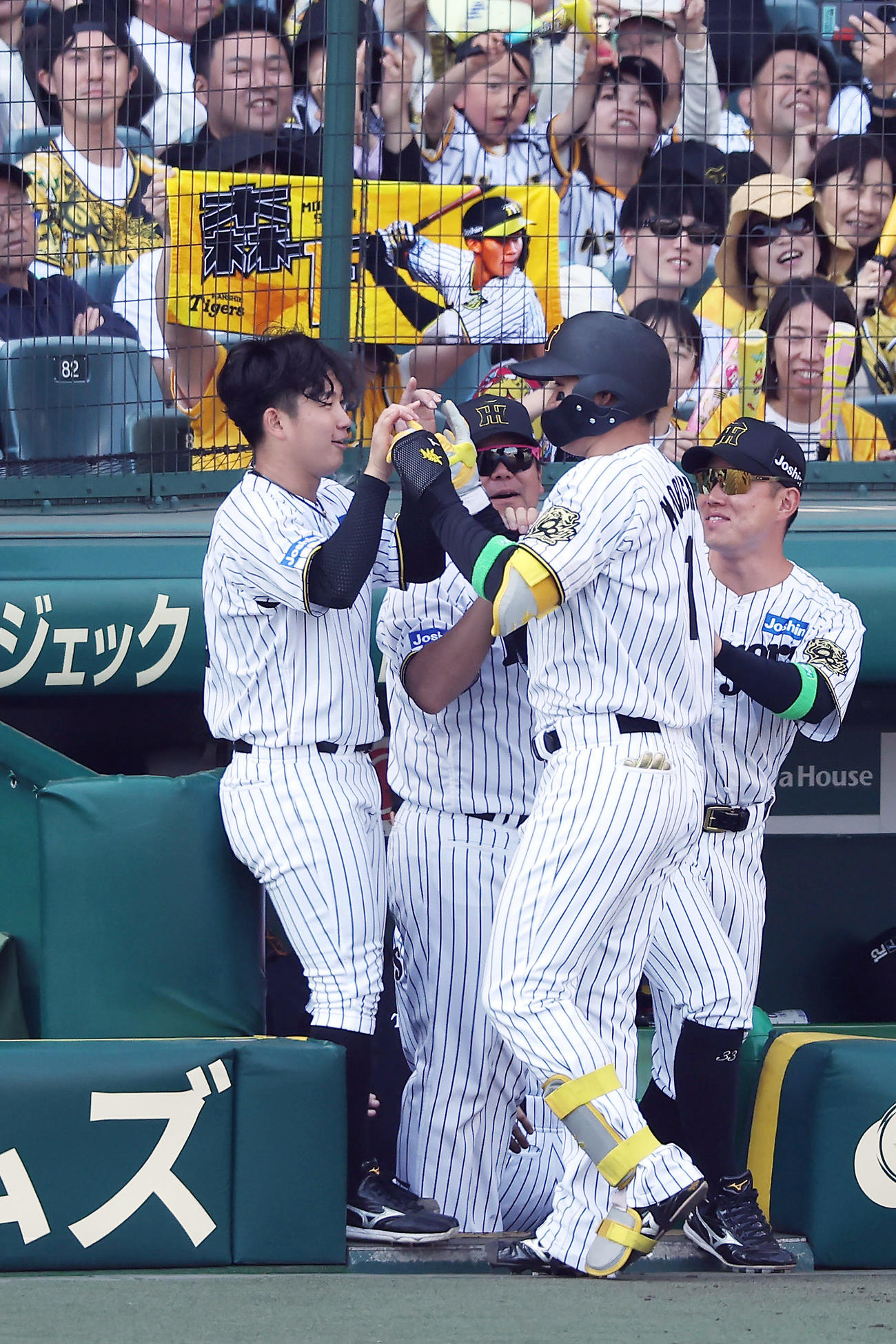 阪神対ヤクルト　4回裏阪神無死、左越え同点本塁打を放った森下（右から2人目）を迎える伊原（撮影・前田充）