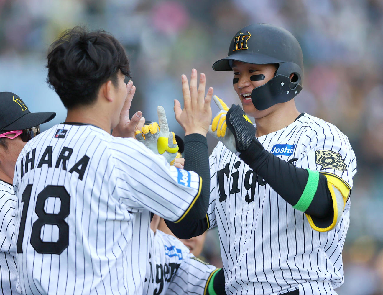 阪神対ヤクルト　4回裏阪神無死、森下（右）は左越え本塁打を放ち伊原とタッチをかわす（撮影・上山淳一）