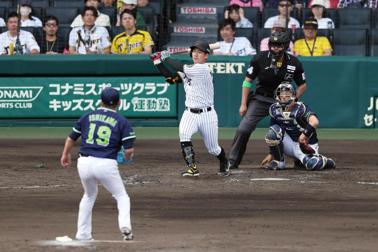 阪神対ヤクルト　5回裏阪神2死、右前打を放つ伊原。投手石川（撮影・前田充）