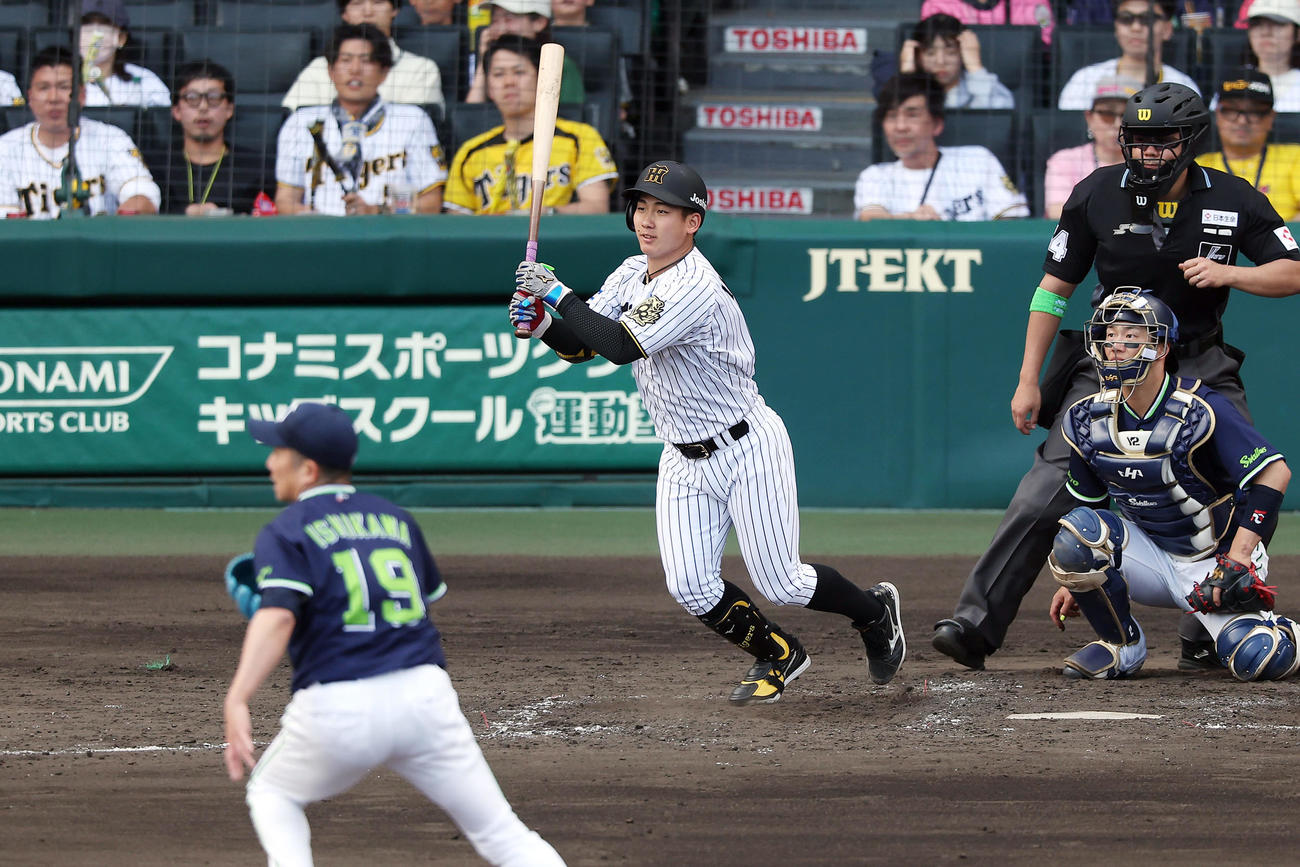 阪神対ヤクルト　5回裏阪神2死、右前打を放つ伊原。投手石川（撮影・前田充）
