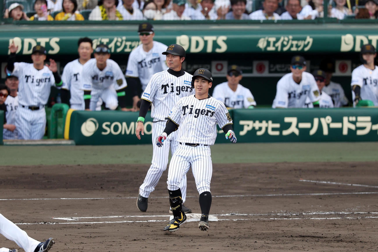 阪神対ヤクルト　5回裏阪神2死、右前打を放った伊原（撮影・前田充）