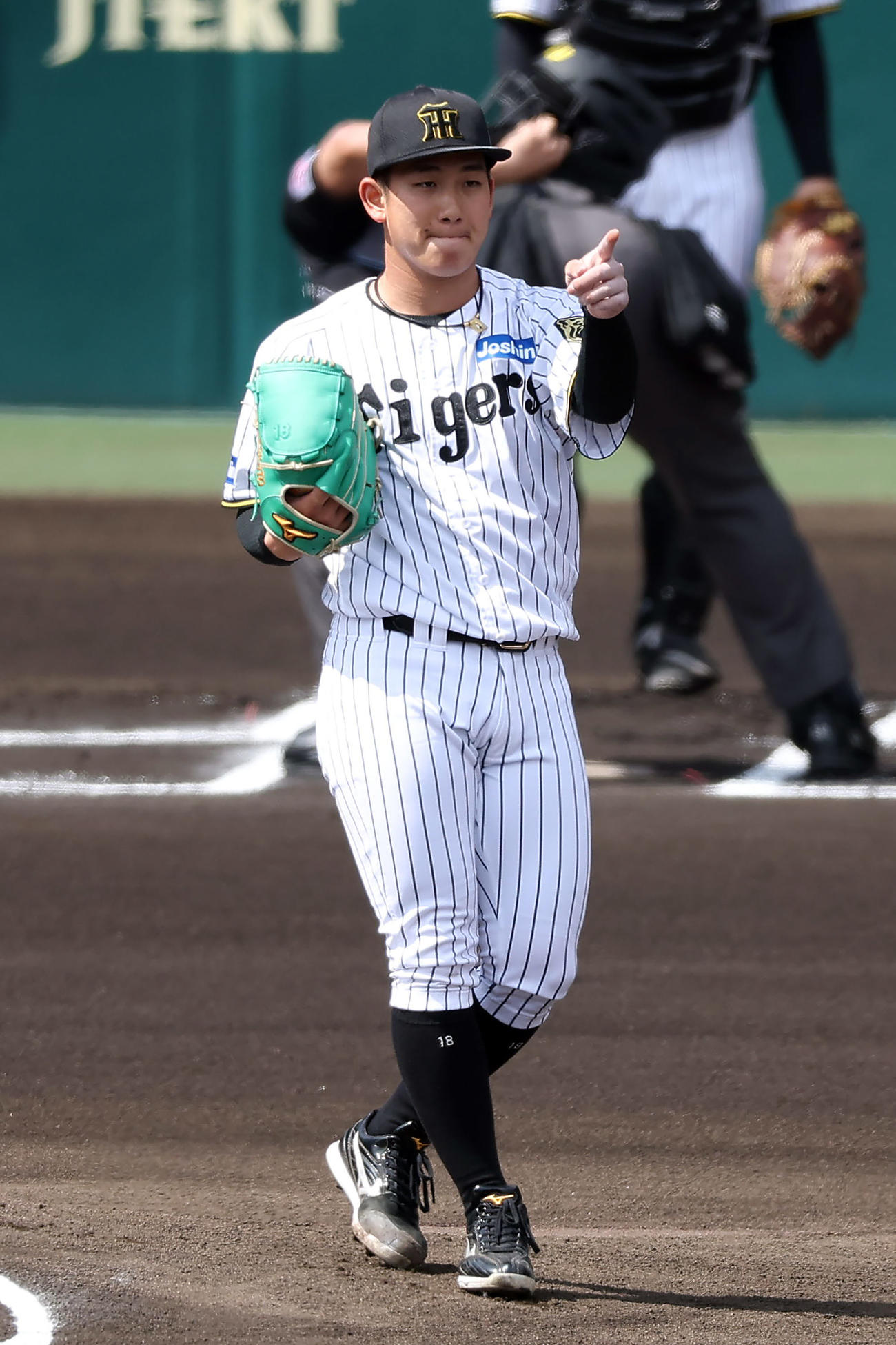 阪神対ヤクルト　1回表ヤクルト無死、内山を遊直に仕留めた伊原（撮影・前田充）