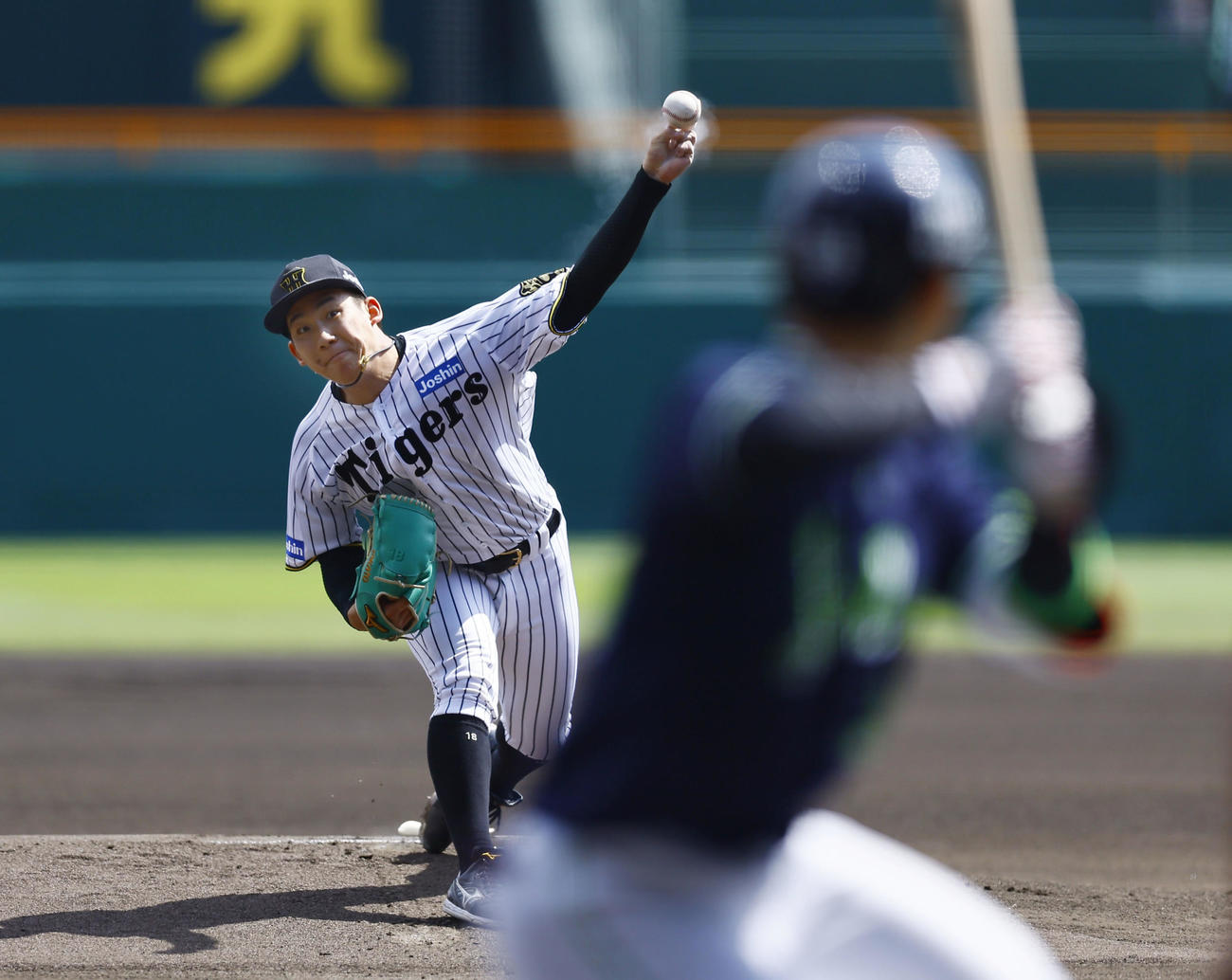 阪神対ヤクルト　力投する神先発の伊原（撮影・藤尾明華）