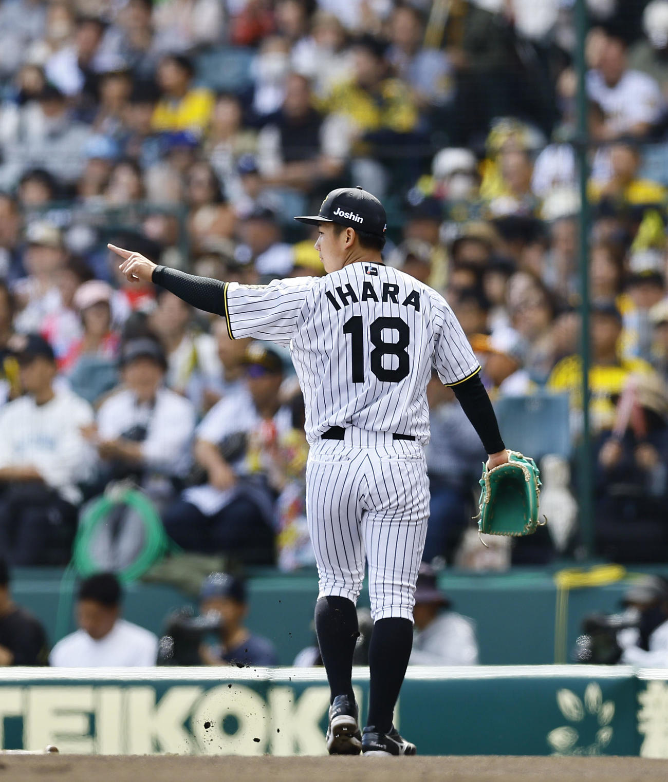 阪神対ヤクルト　2回表ヤクルト1死一塁、古賀を遊ゴロ併殺に打ち取り野手を指さす伊原（撮影・藤尾明華）
