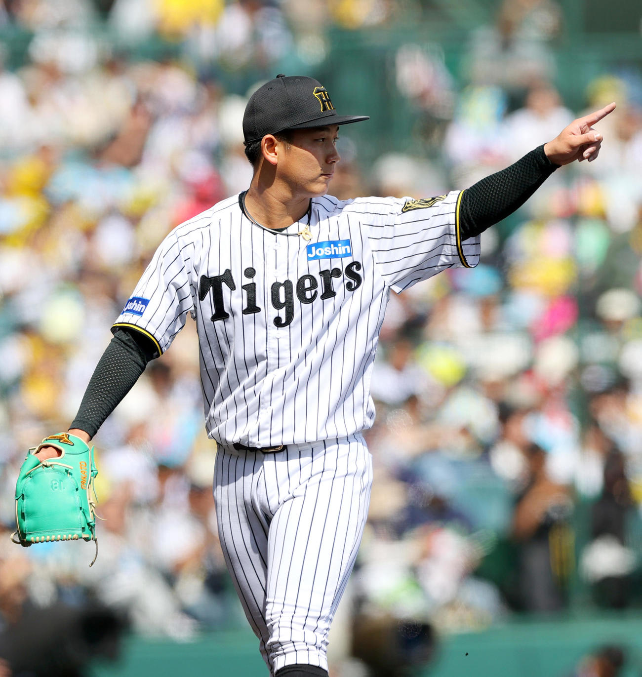 阪神対ヤクルト　2回表ヤクルト1死一塁、伊原は古賀を遊ゴロ併殺に仕留め指さす（撮影・上山淳一）