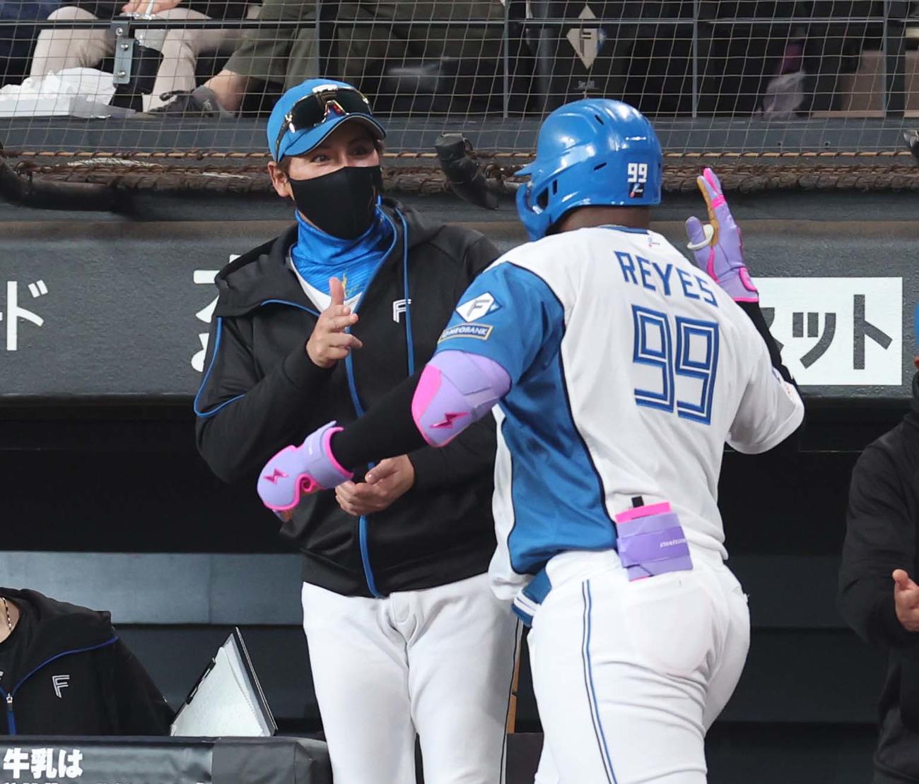 日本ハム対西武　8回裏日本ハム1死二、三塁、左越え3点本塁打を放ったレイエスを出迎える新庄監督（撮影・黒川智章）