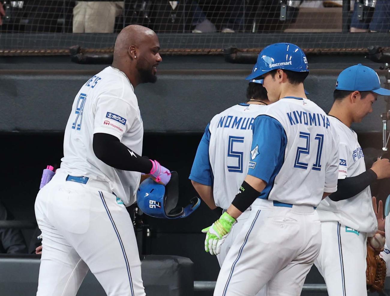 日本ハム対西武　8回裏日本ハム1死二、三塁、左越え3点本塁打を放ったレイエスはナインに出迎えられる（撮影・黒川智章）