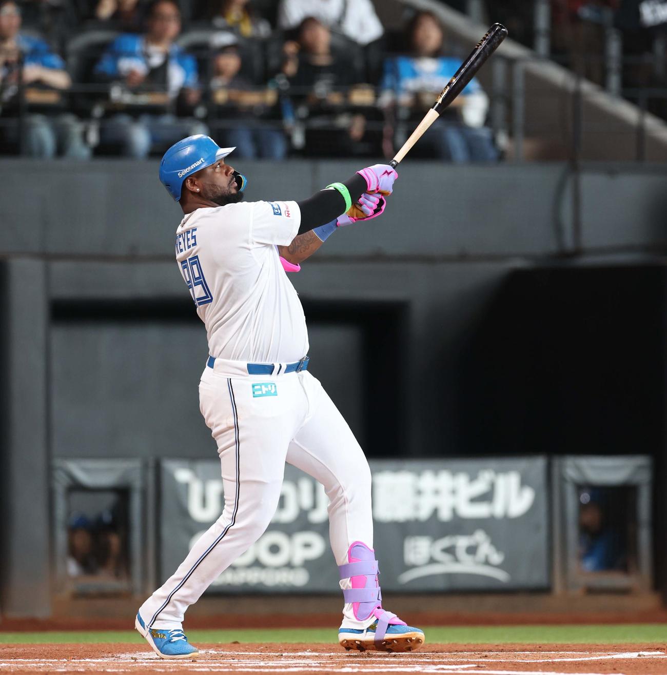 日本ハム対西武　1回裏日本ハム1死一塁、左越え2点本塁打を放つレイエス（撮影・黒川智章）