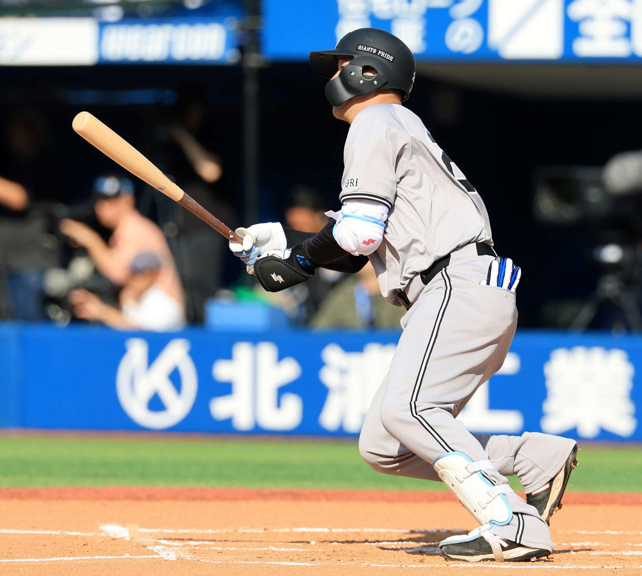 DeNA対巨人　6回表巨人1死、岸田は左中間ソロ本塁打を放つ（撮影・浅見桂子）