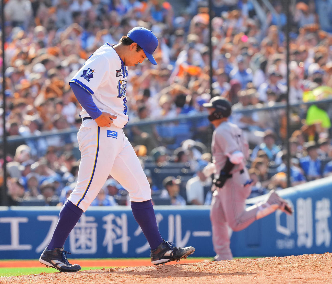 DeNA対巨人　6回表巨人1死、岸田（右）にソロ本塁打を浴び肩を落とす東（撮影・垰建太）
