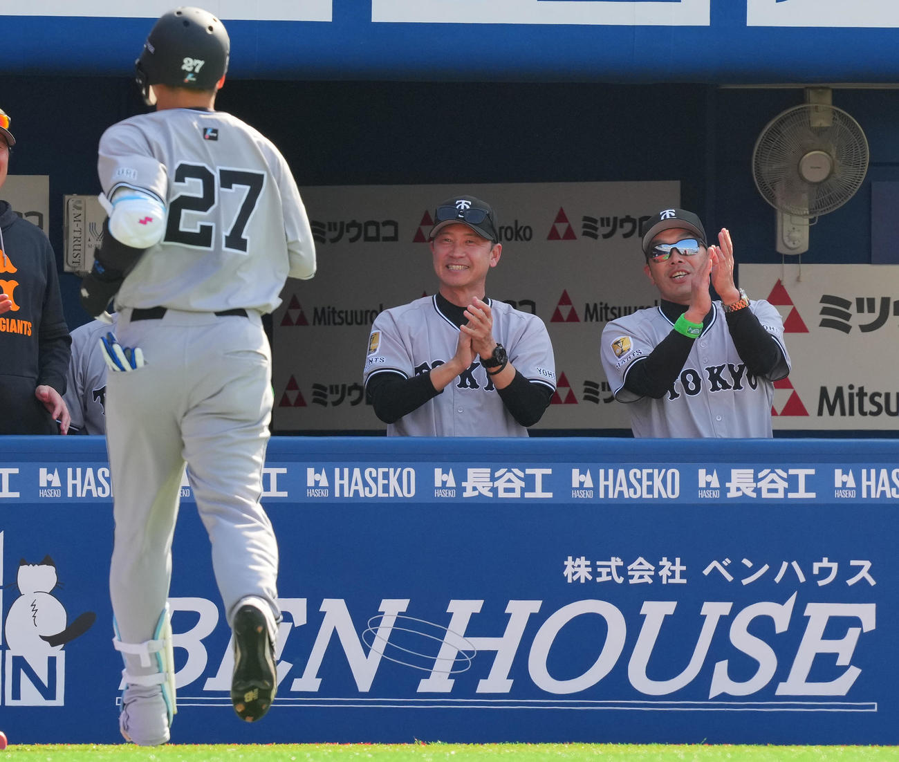 DeNA対巨人　6回表巨人1死、ソロ本塁打を放った岸田（27番）を拍手で迎える阿部監督（右）ら（撮影・垰建太）