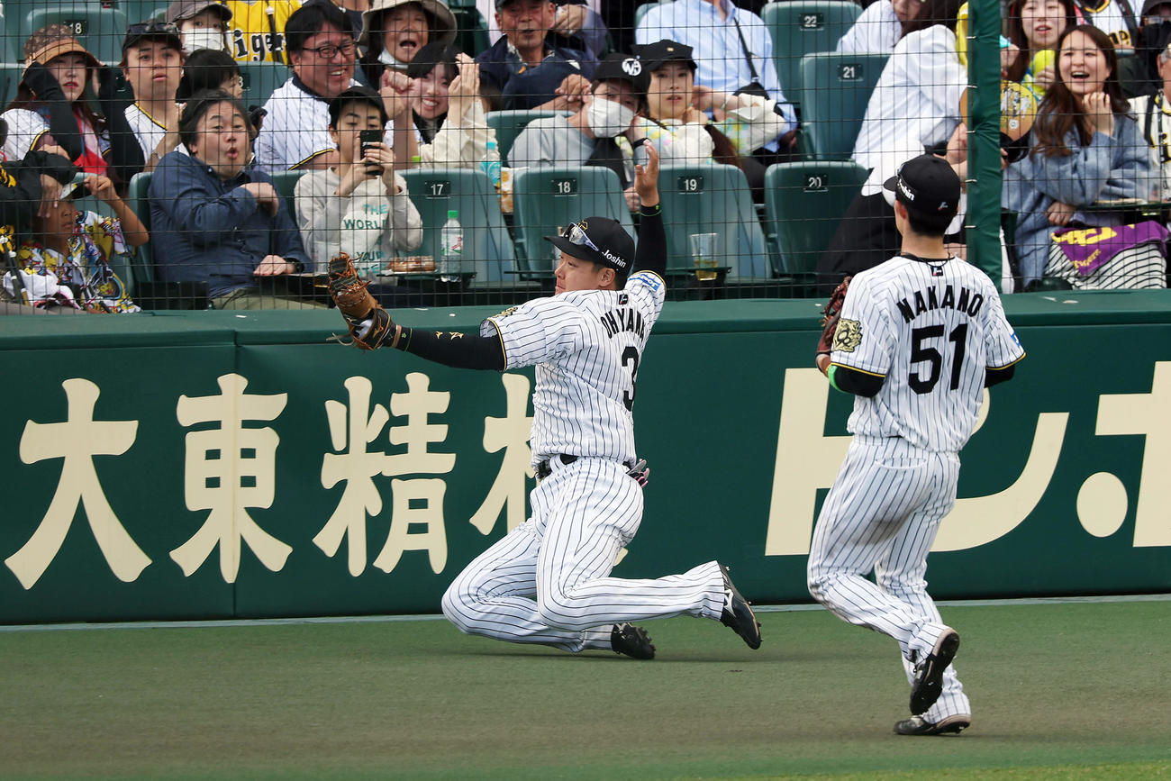 阪神対ヤクルト　6回表ヤクルト1死一塁、山田の一邪飛を好捕する大山（撮影・前田充）