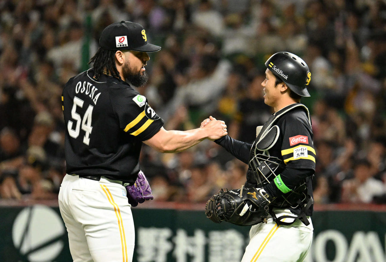 ソフトバンク対ロッテ　勝利を収め握手を交わすオスナ（左）と海野（撮影・林敢治）