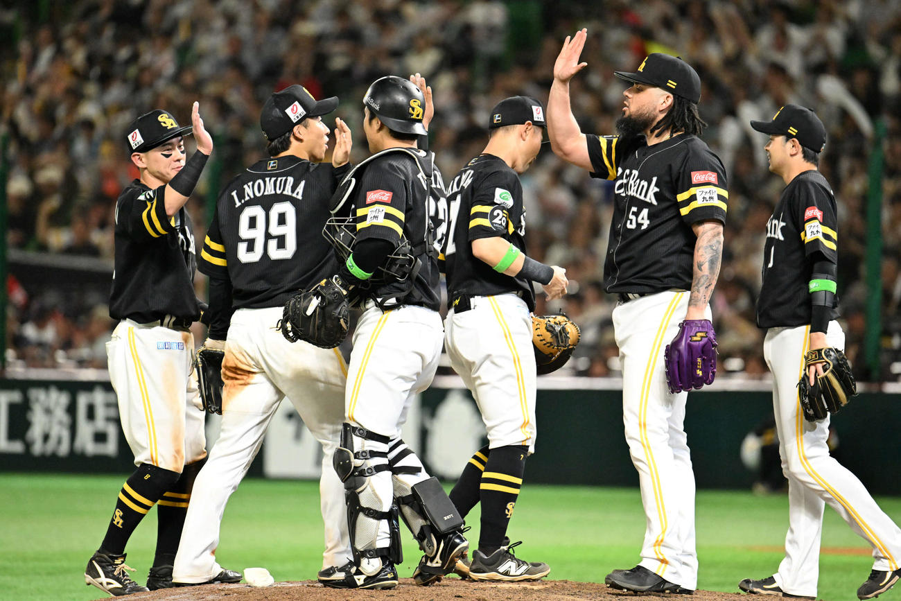 ソフトバンク対ロッテ　勝利を収めマウンドでタッチを交わすホークスナイン（撮影・林敢治）