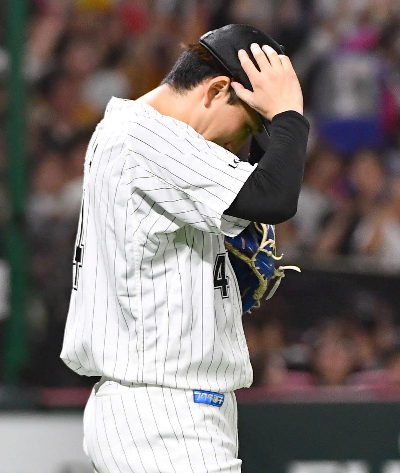 ソフトバンク対ロッテ　4回裏ソフトバンク2死二塁、嶺井に同点左越え2点本塁打を打たれ、肩を落とす小島（撮影・岩下翔太）