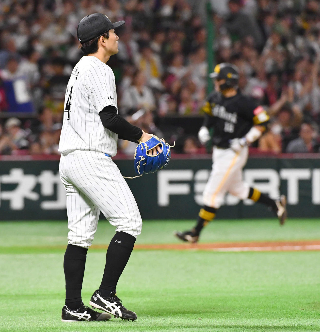 ソフトバンク対ロッテ　4回裏ソフトバンク2死二塁、嶺井（右）に同点左越え2点本塁打を打たれた小島（撮影・岩下翔太）