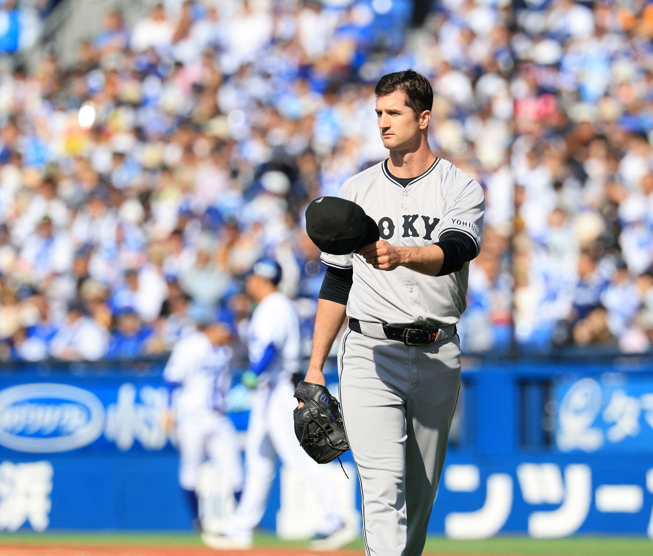 DeNA対巨人　4回裏DeNA2死、佐野の打球を吉川が好捕好送球で二塁ゴロに仕留め、脱帽してあいさつするグリフィン（撮影・浅見桂子）