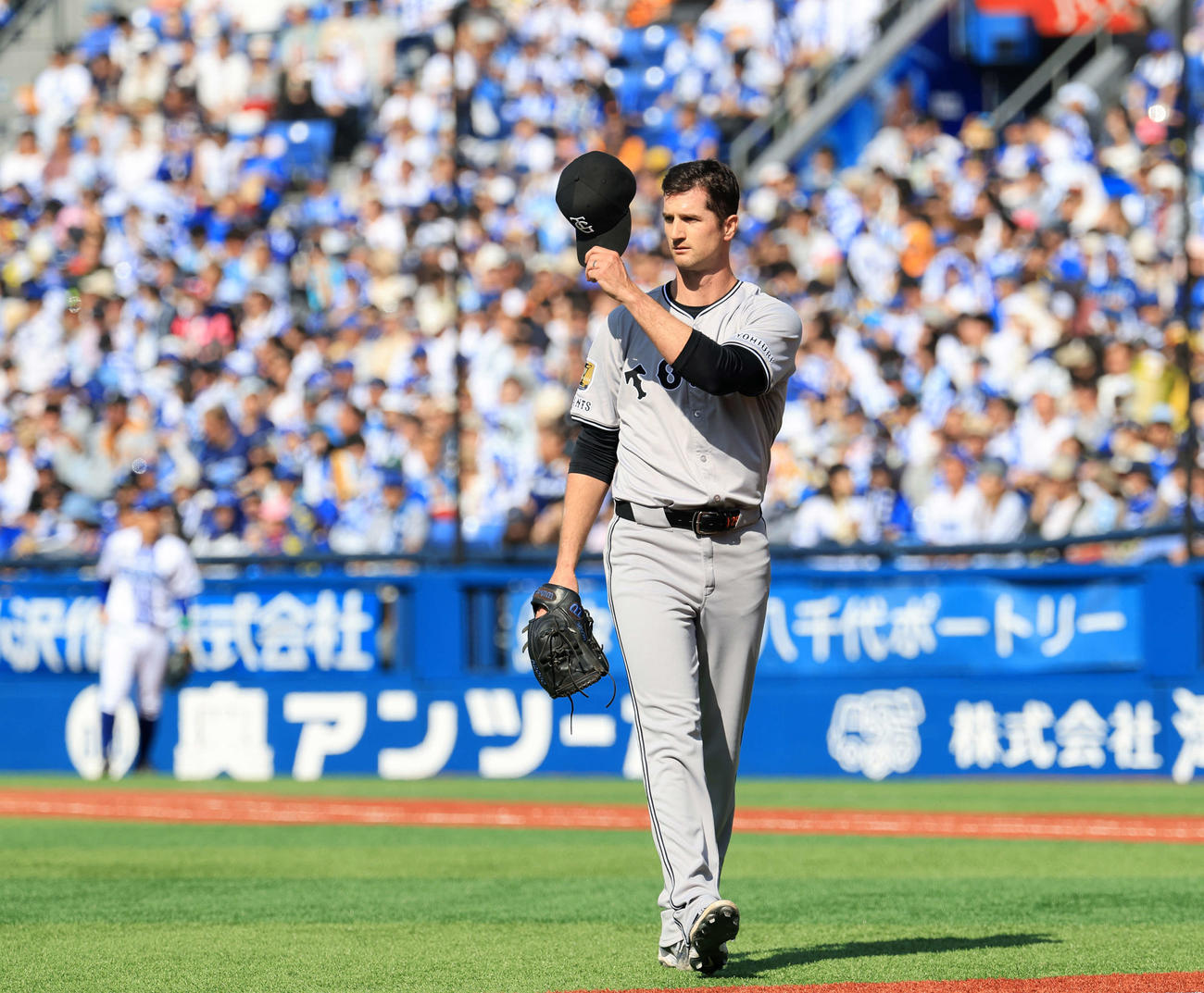 DeNA対巨人　4回裏DeNA2死、佐野の打球を吉川が好捕好送球で二塁ゴロに仕留め、脱帽してあいさつするグリフィン（撮影・浅見桂子）