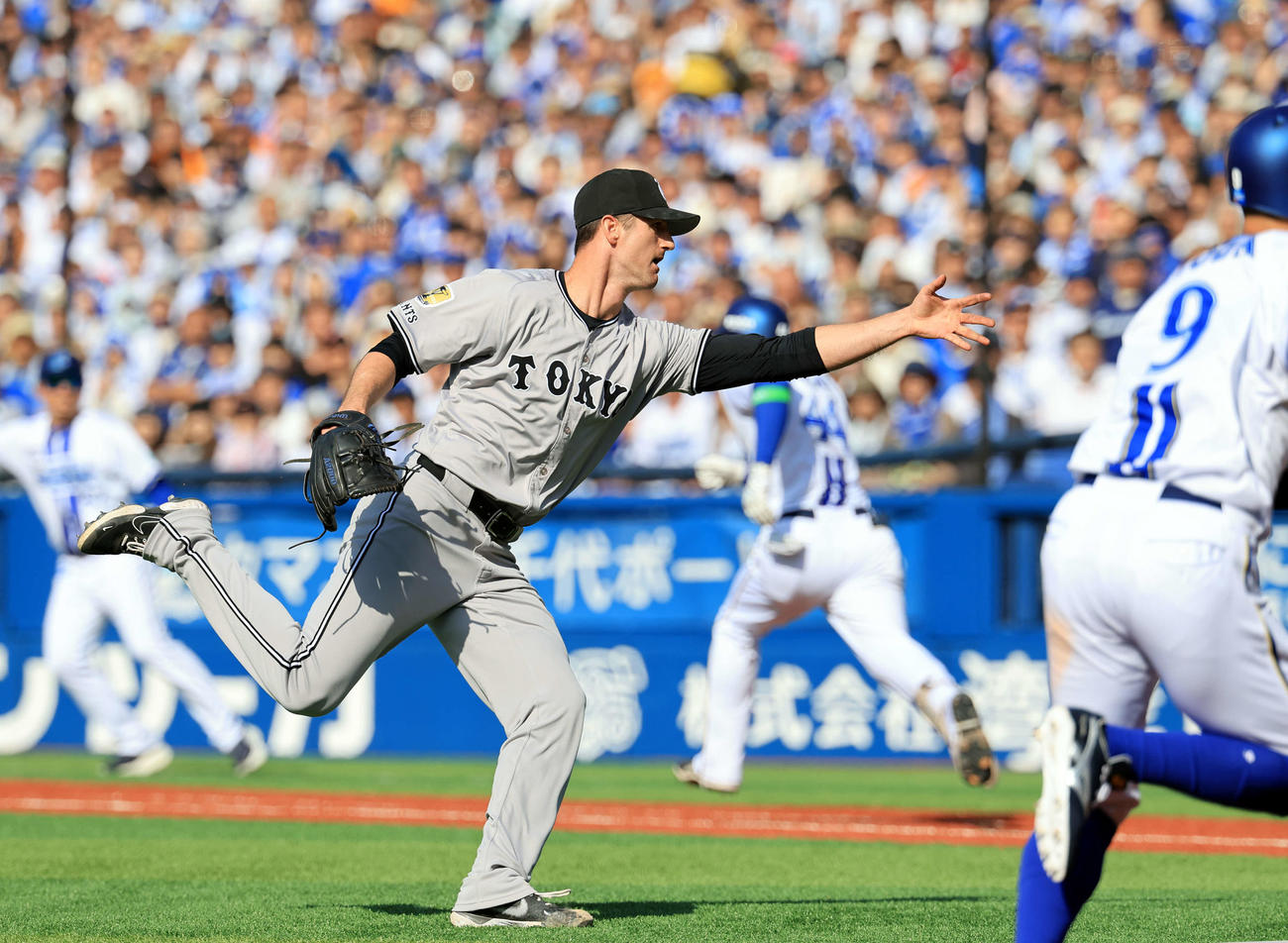 DeNA対巨人　5回裏DeNA1死三塁、石上の投手ゴロを本塁にトスするグリフィン（撮影・浅見桂子）