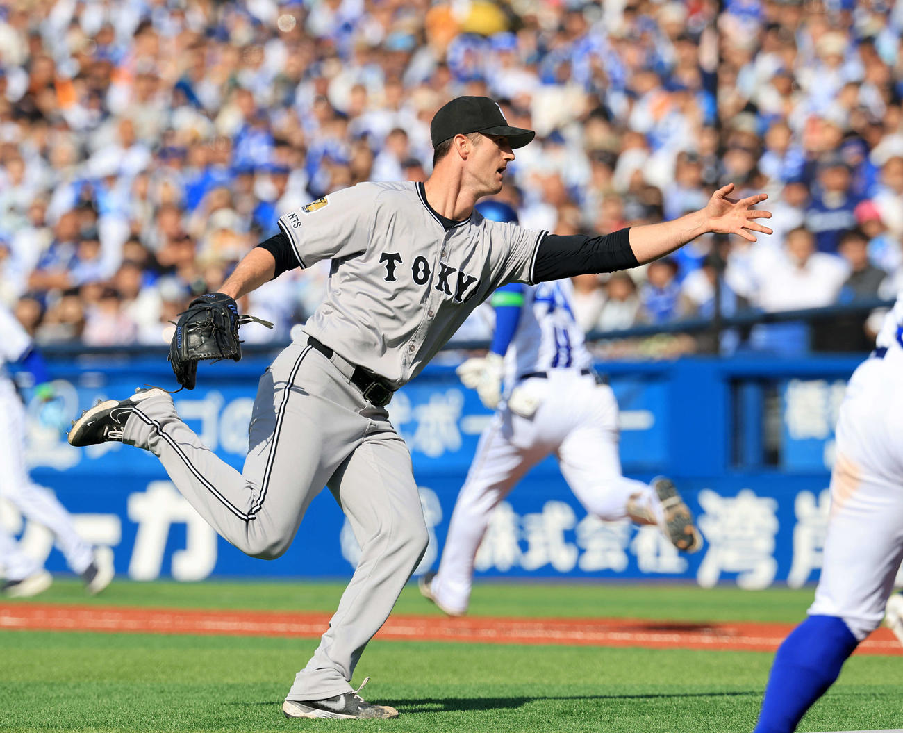 DeNA対巨人　5回裏DeNA1死三塁、石上の投手ゴロを本塁にトスするグリフィン（撮影・浅見桂子）
