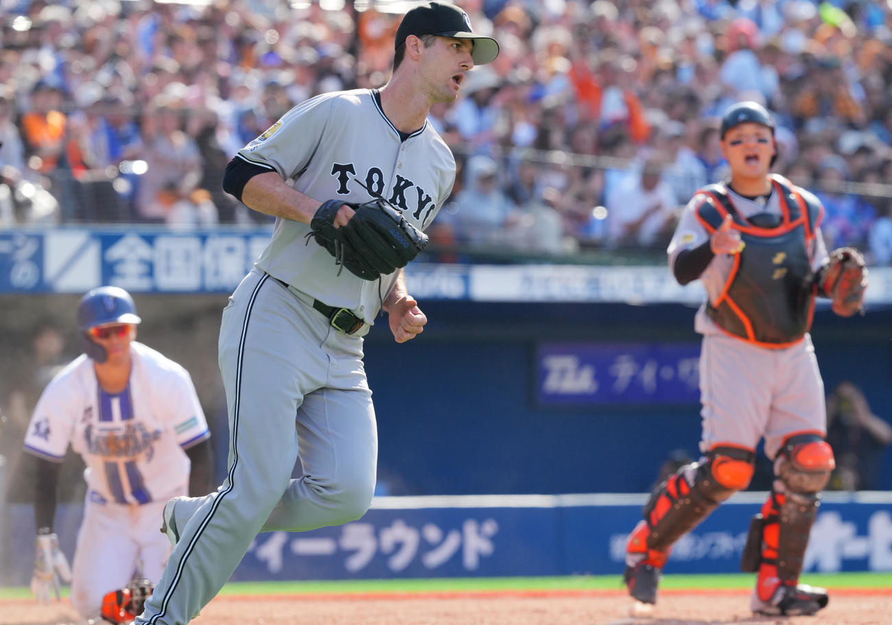 DeNA対巨人　5回裏DeNA1死三塁、石上の投ゴロで本塁を狙った三走京田（左）をアウトにし生還を阻止したグリフィン（中央）（撮影・垰建太）