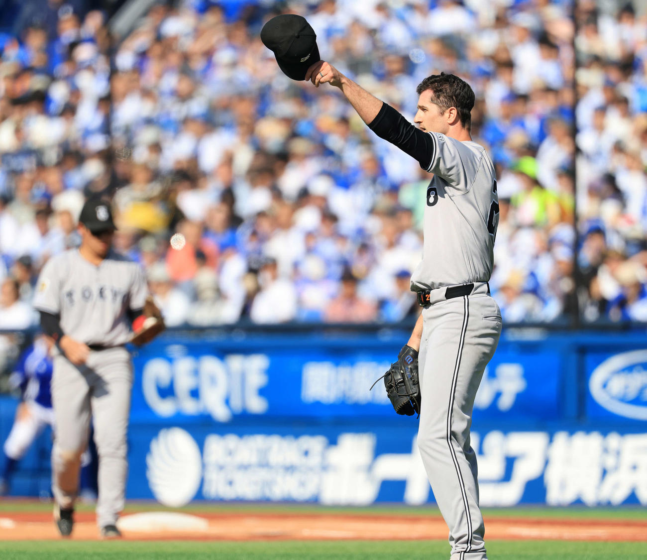 DeNA対巨人　4回裏DeNA2死、佐野の打球を吉川が好捕好送球で二塁ゴロに仕留め、脱帽してあいさつするグリフィン（撮影・浅見桂子）