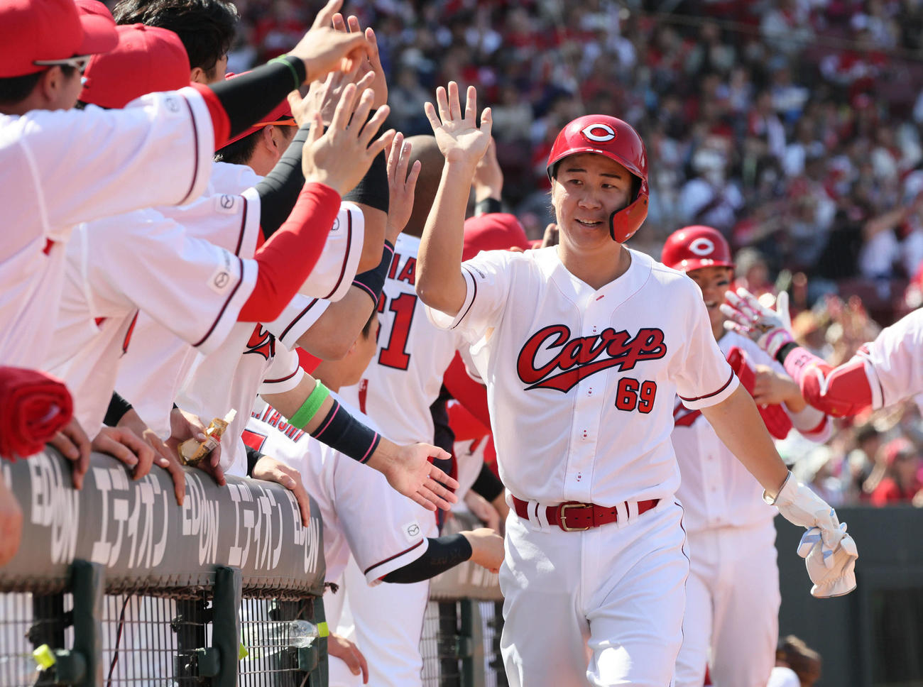 広島対中日　4回裏広島1死満塁、玉村の勝ち越し左2点適時打で山足らが生還（撮影・加藤孝規）