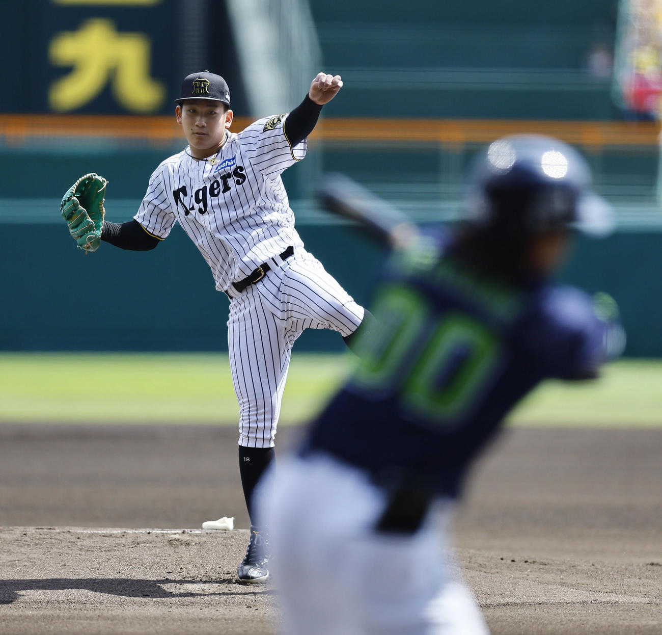 阪神対ヤクルト　1回表ヤクルト1死、赤羽を三振に仕留める伊原（撮影・藤尾明華）