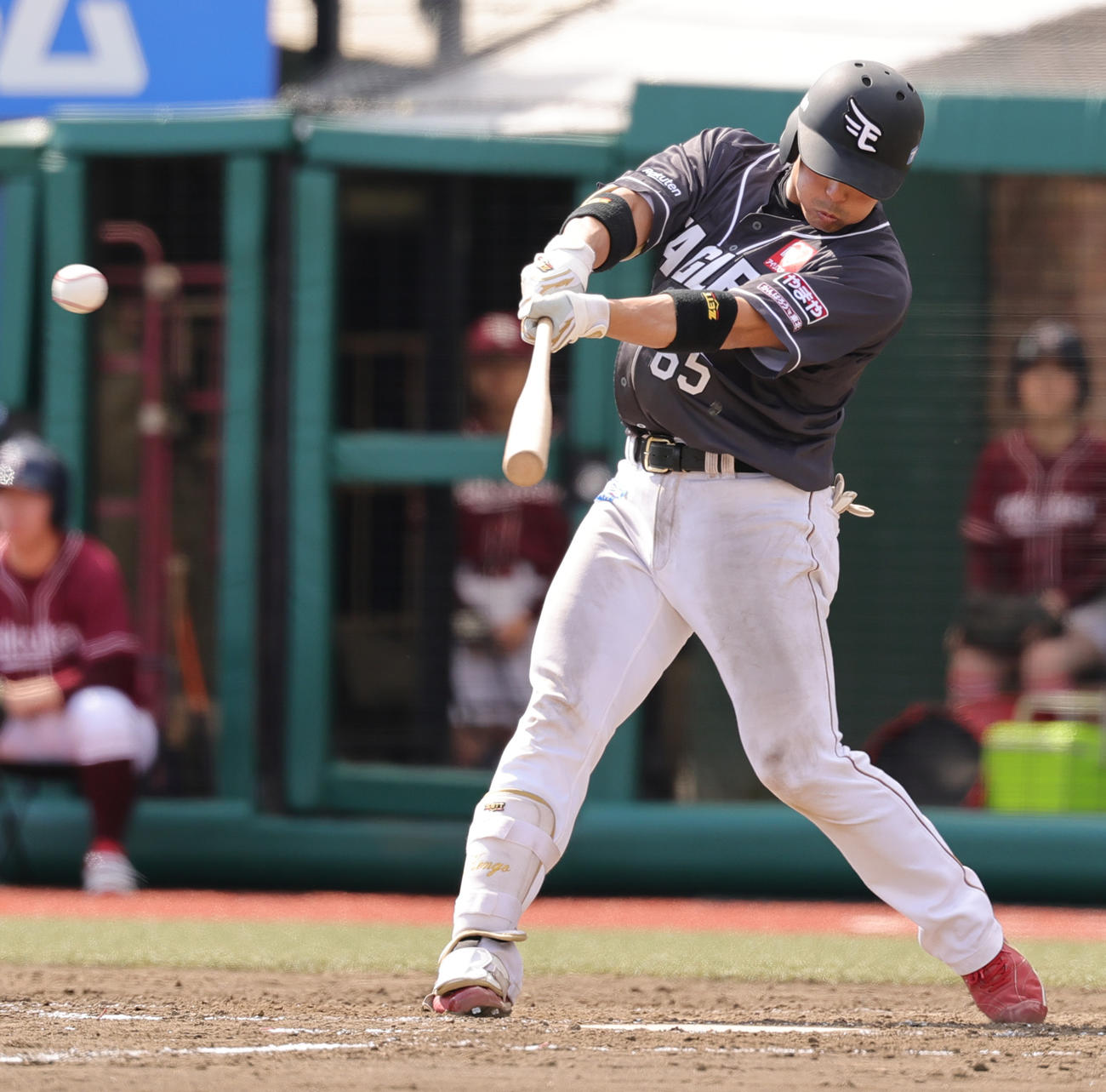 楽天対オリックス　3回裏楽天2死一塁、左適時二塁打を放つ堀内（撮影・野上伸悟）