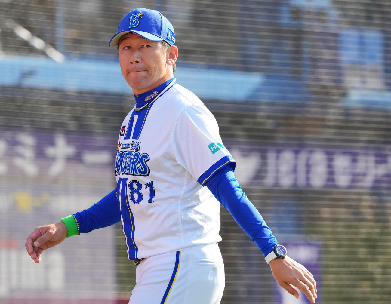 DeNA対巨人　7回表、投手交代を告げ渋い表情のDeNA三浦監督（撮影・垰建太）
