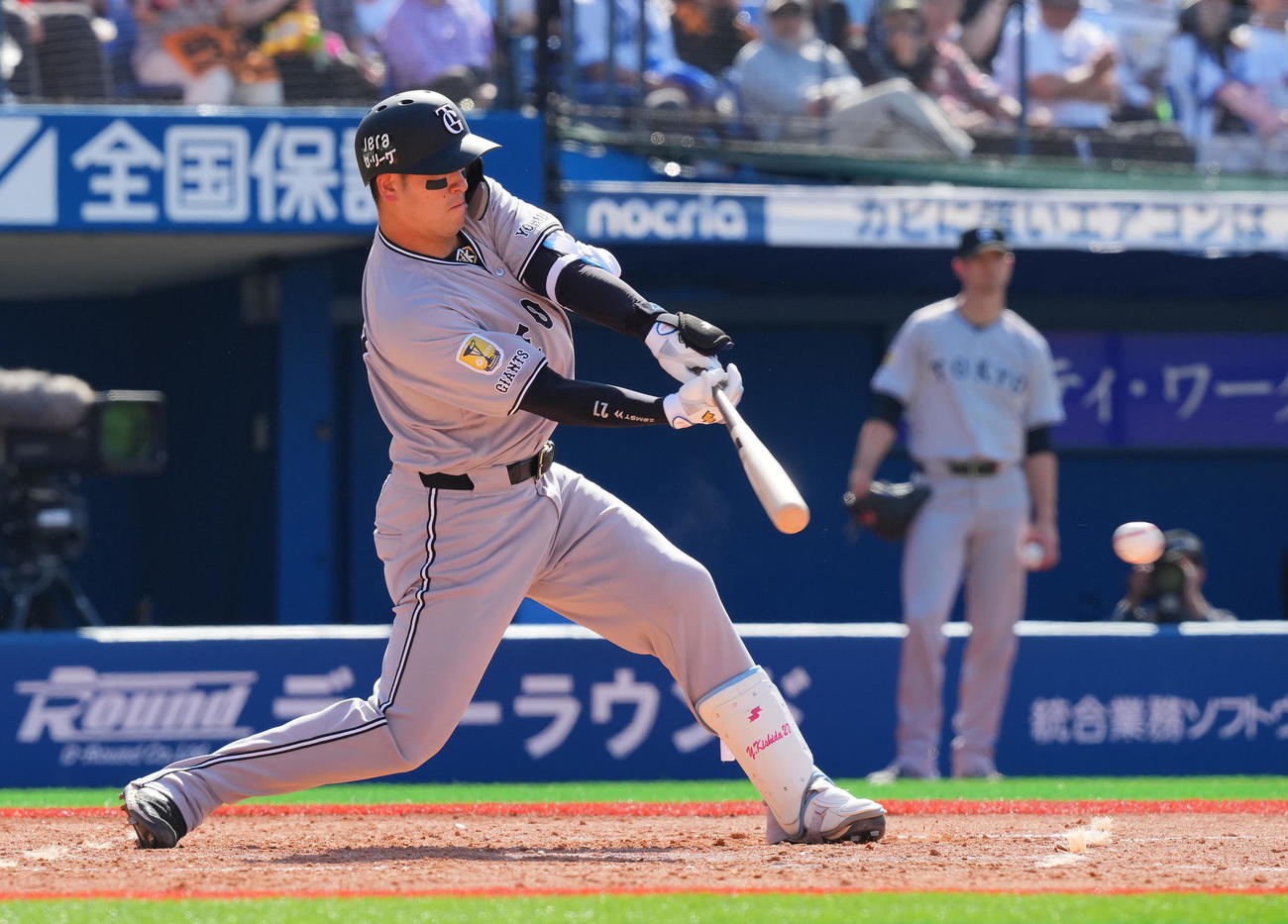 DeNA対巨人　3回表巨人2死二、三塁、適時打を放つ岸田（撮影・垰建太）