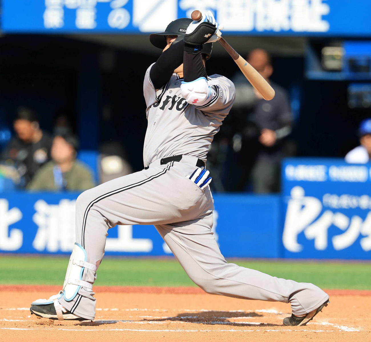 DeNA対巨人　6回表巨人1死、岸田は左中間ソロ本塁打を放つ（撮影・浅見桂子）