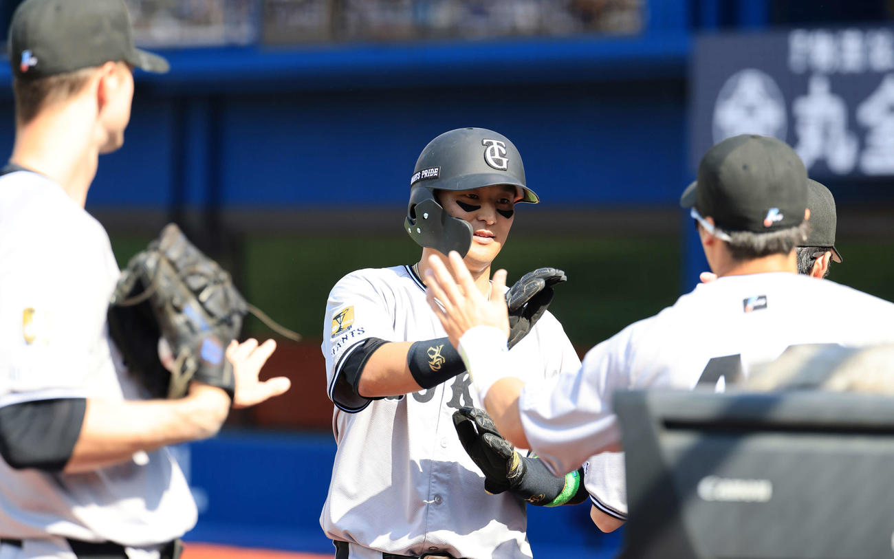DeNA対巨人　3回表巨人2死二、三塁、岸田の適時打で生還した吉川はナインとハイタッチ（撮影・浅見桂子）