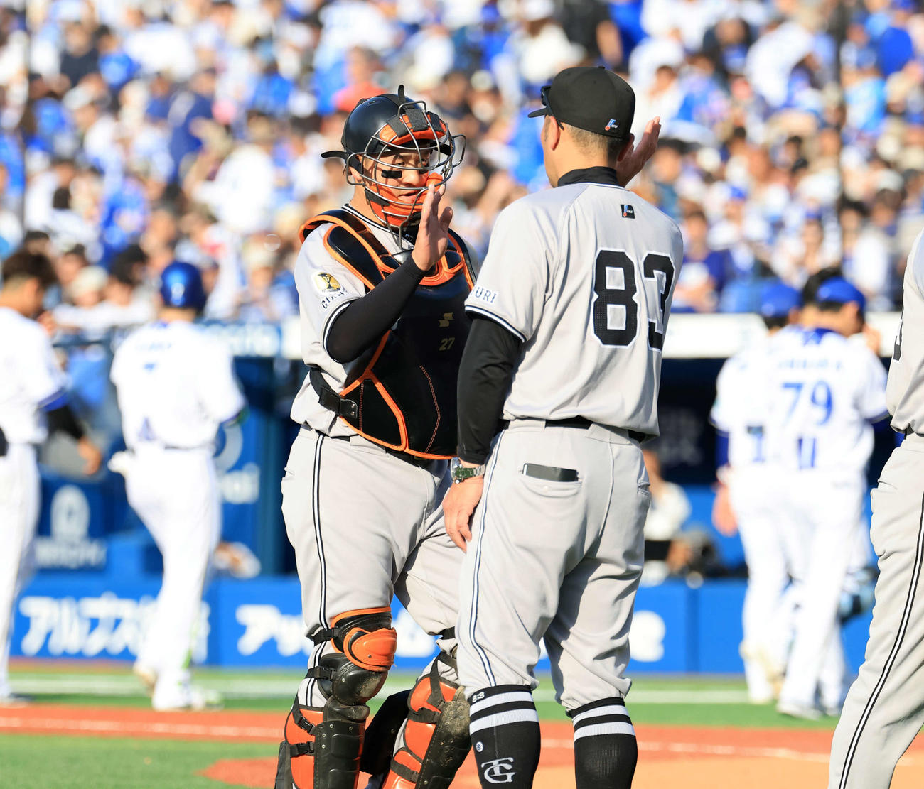 DeNA対巨人　9回裏DeNA2死一塁、佐野を三振に仕留め勝利を決め、勝利のハイタッチをする岸田（左）と阿部監督（撮影・浅見桂子）