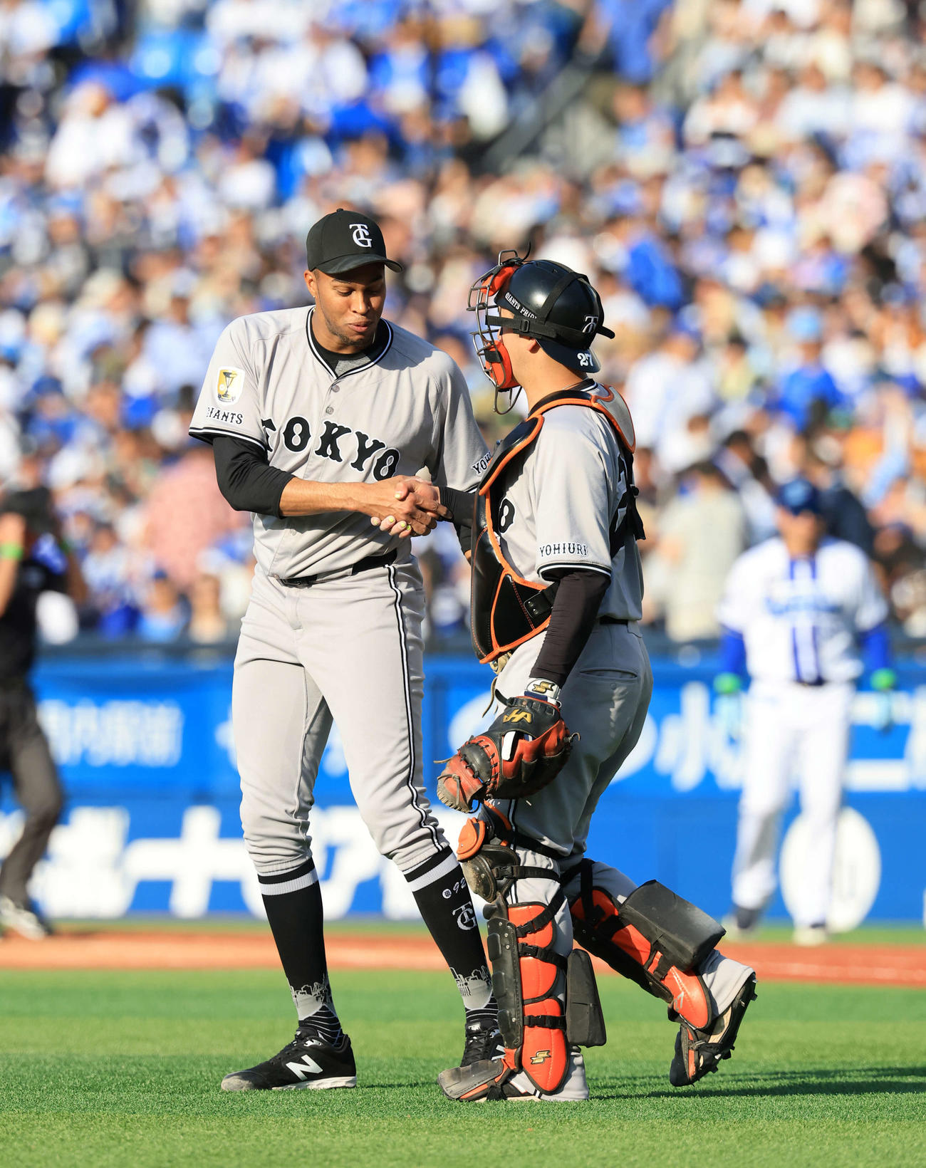 DeNA対巨人　9回裏DeNA2死一塁、佐野を三振に仕留め勝利を決め、岸田（右）と握手するマルティネス（撮影・浅見桂子）