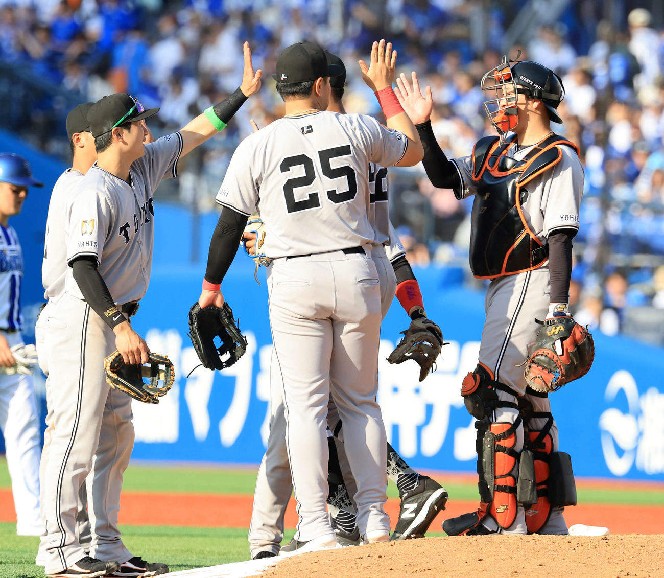 DeNA対巨人　9回裏DeNA2死一塁、佐野を三振に仕留め勝利を決め、勝利のハイタッチをする岸田（右）ら巨人の選手たち（撮影・浅見桂子）