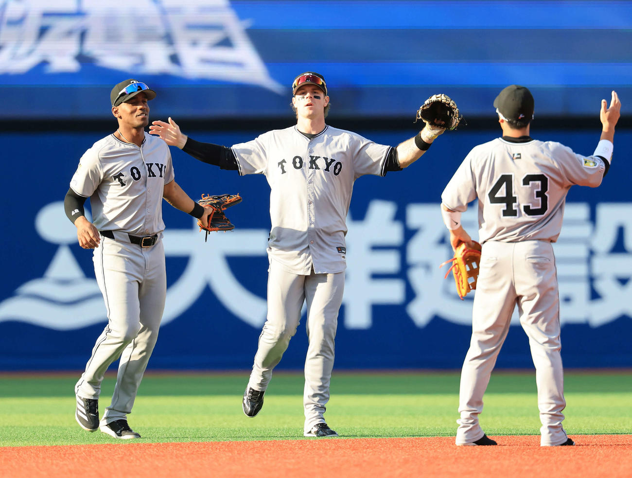 DeNA対巨人　3－1で勝利し、手を広げて喜び合うキャベッジ（中央）ら巨人の選手たち（撮影・浅見桂子）