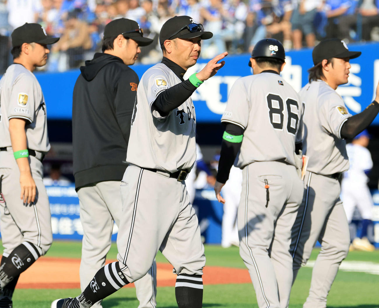 DeNA対巨人　3－1で勝利し、スタンド二手を振りあいさつする巨人阿部監督（撮影・浅見桂子）