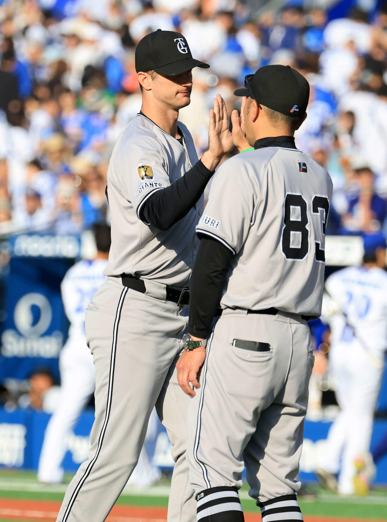 DeNA対巨人　今季初勝利の巨人グリフィン（左）は阿部監督とハイタッチ（撮影・浅見桂子）